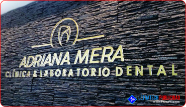 Letras en acrílico transparente 10mm y vinil adhesivo