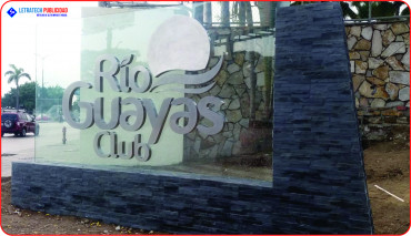 Letreros de ingreso en espacato, vidrio de  20mm y letras de acero mate 304