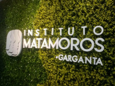 Letras corporeas metalicas sobre jardin vertical