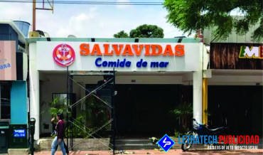 Fachada en aluminio compuesto y letrero luminoso